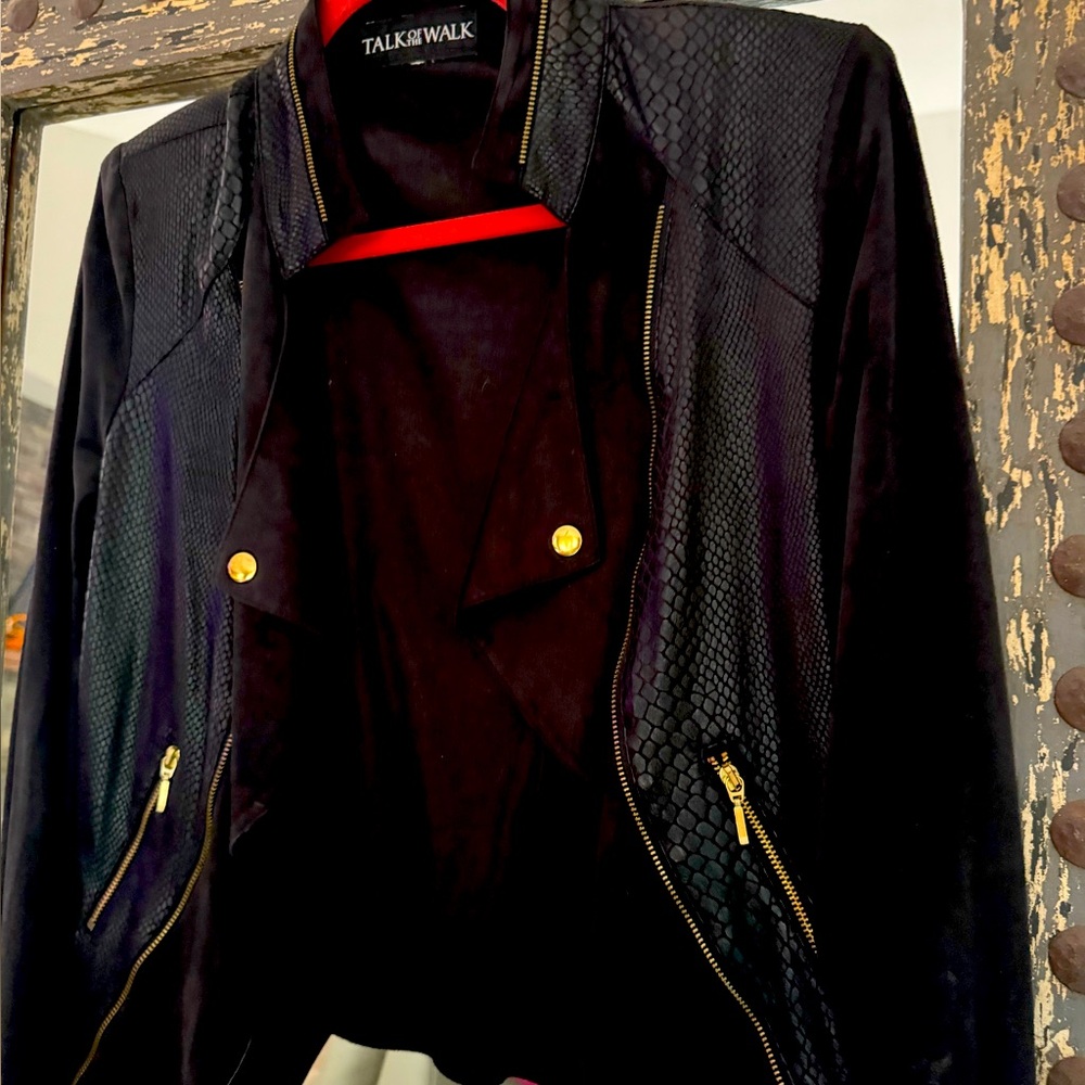 Black Women's Suede Jacket
Fantastic cut and accents never worn